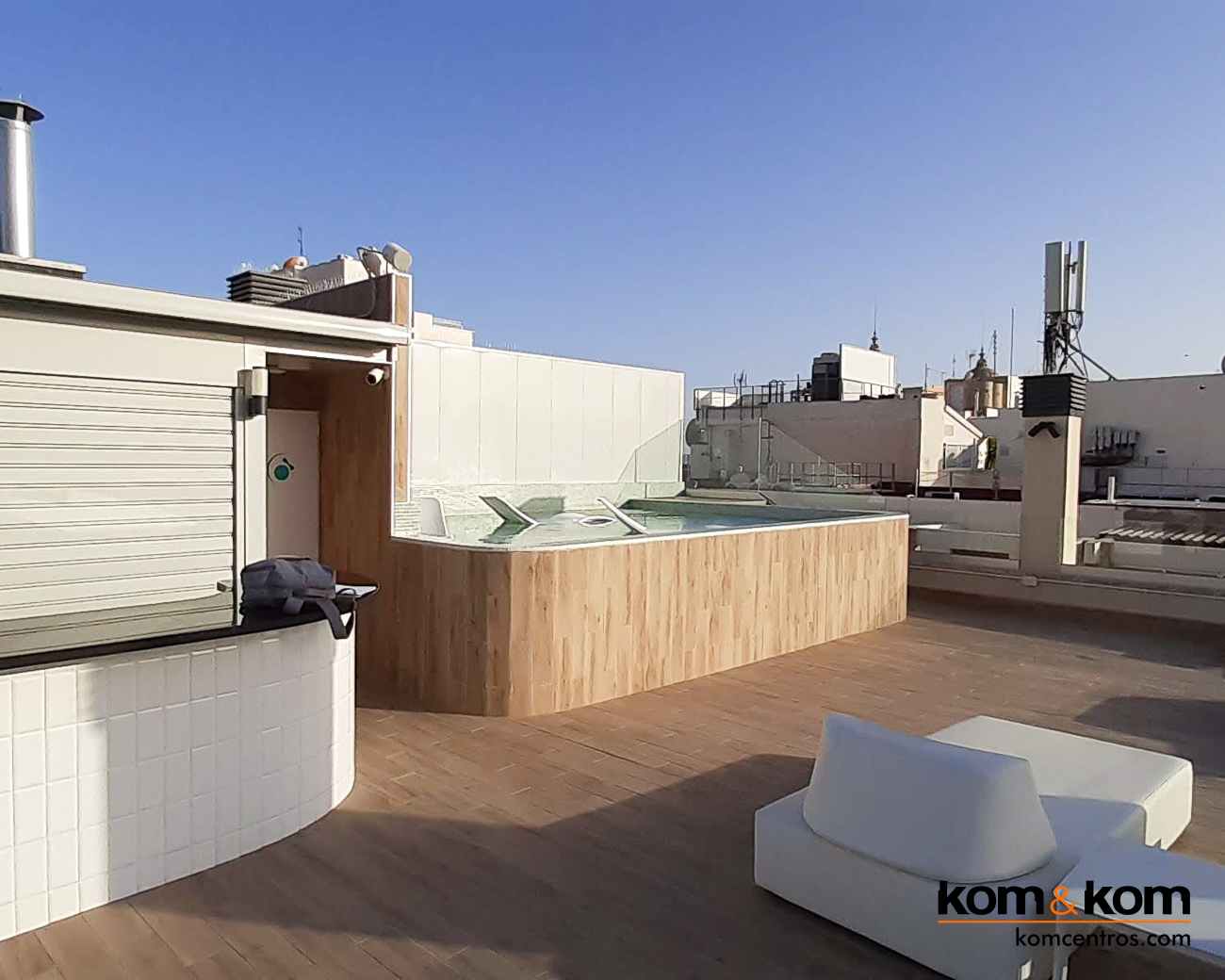 Highbar: Terraza Chill Out en la Azotea del hotel Odissey Room en el centro de Alicante. Proyecto Integral de Kom&Kom